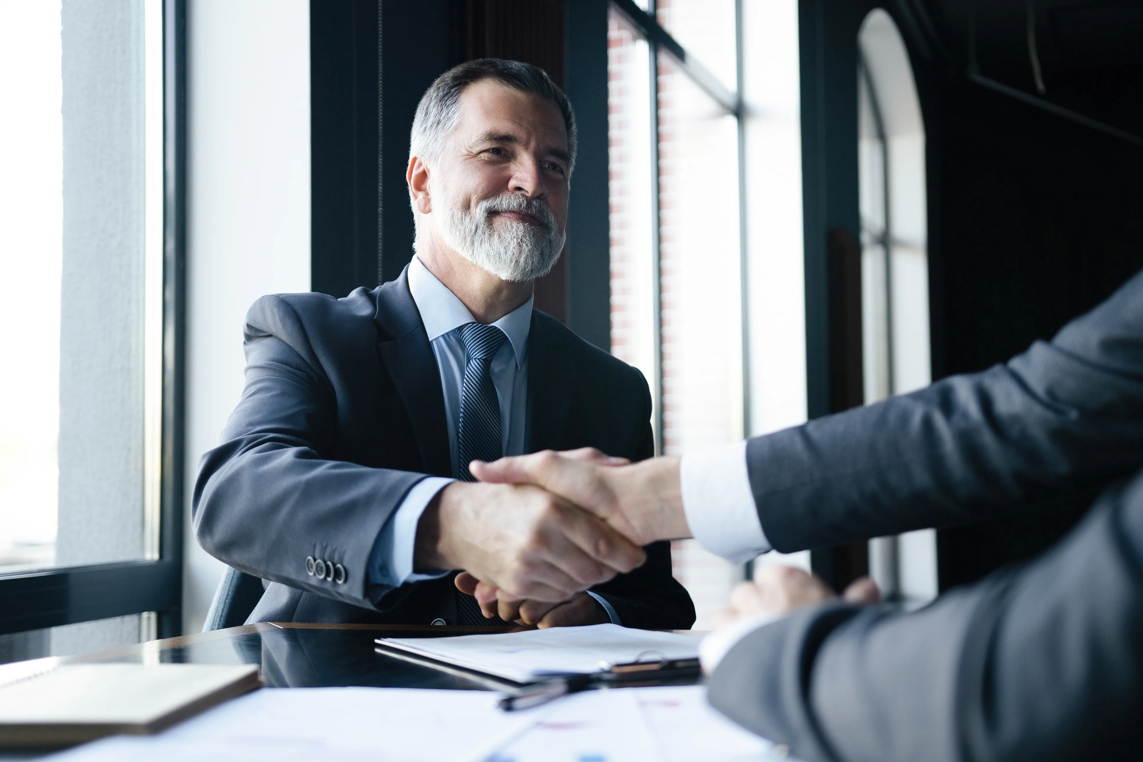 istockphoto_1347247274 Businessman and Financial advisor comes to an agreement